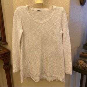 FREE PEOPLE White Lace High-Low Hem Sweater Size S/M